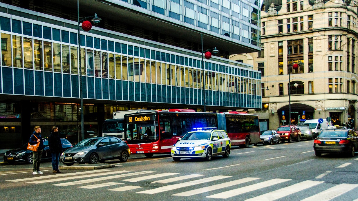 Polisen: Då är det okej att bryta mot trafikreglerna