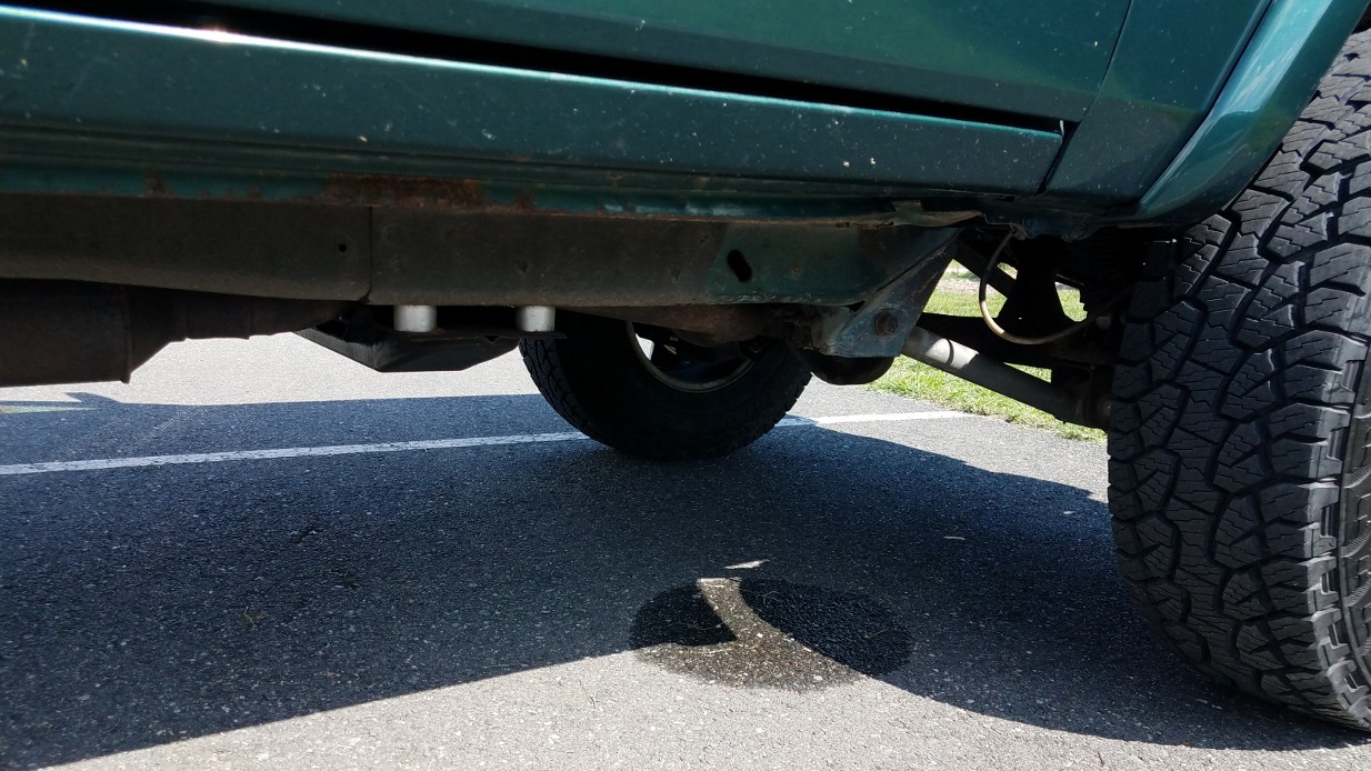 Bilen läcker olja eller vatten