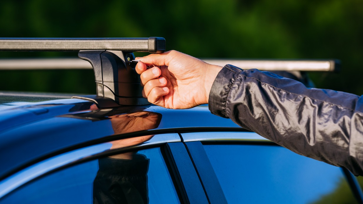 Så monterar du takräcken på bilen