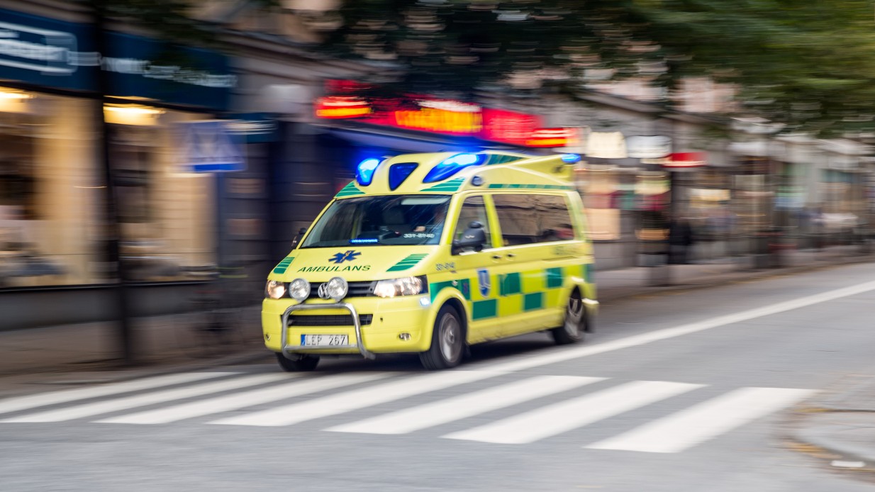 Så ska du göra när du ser blåljus i backspegeln