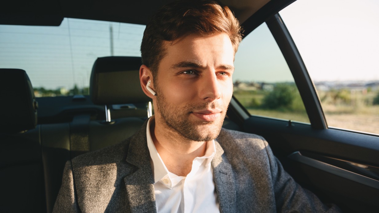 Prata i telefon i bilen