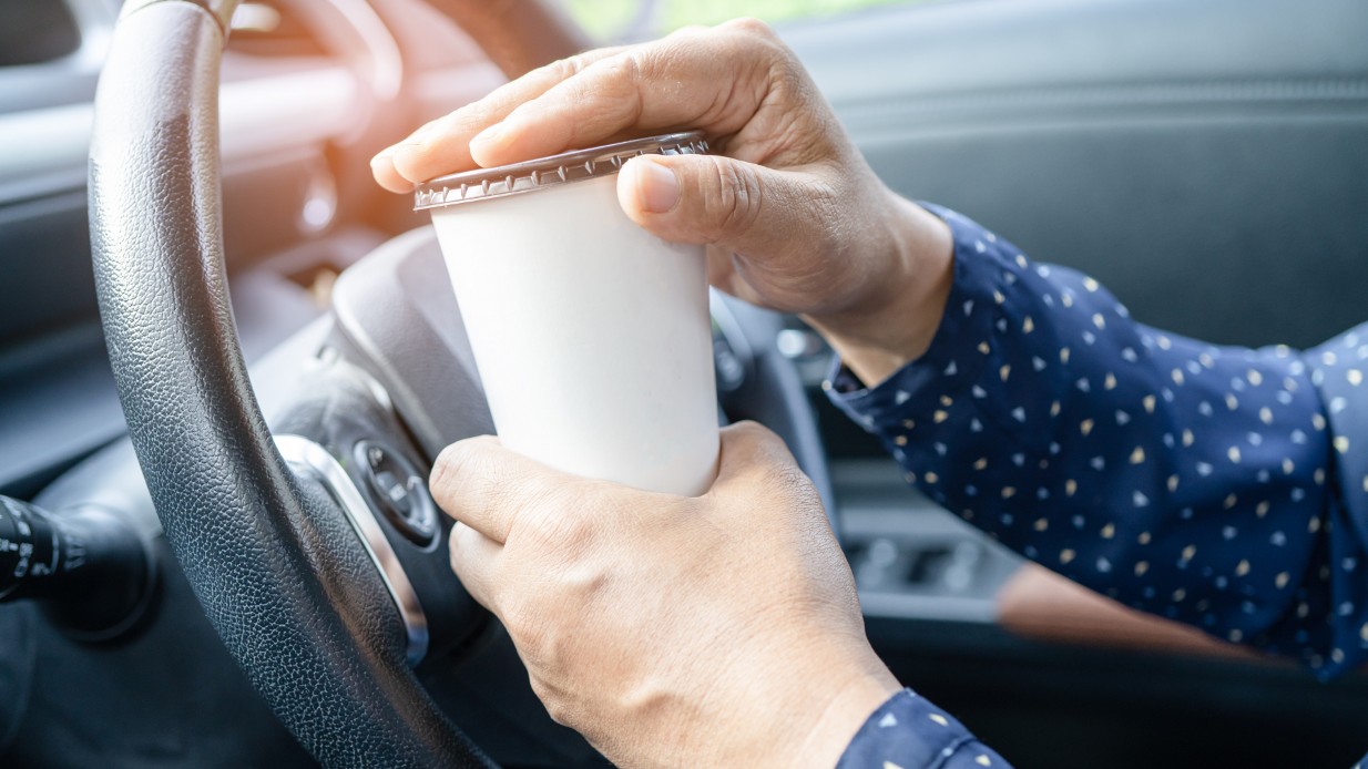 Undersökning: Det gör vi i bilen – samtidigt som vi kör